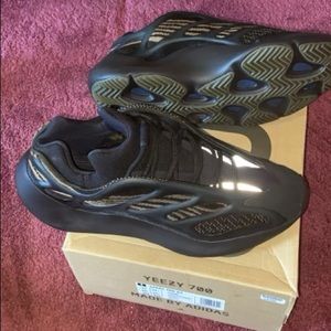 Yeezy 700 V3